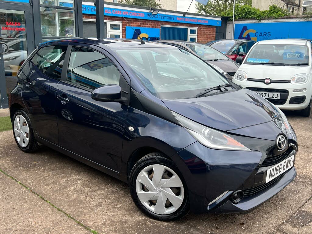 2016 Toyota AYGO 1.0 VVT-i x-play (68bhp) 5d