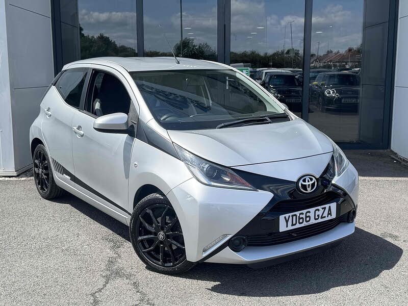2016 Toyota AYGO 1.0 VVT-i x-play (68bhp) 5d