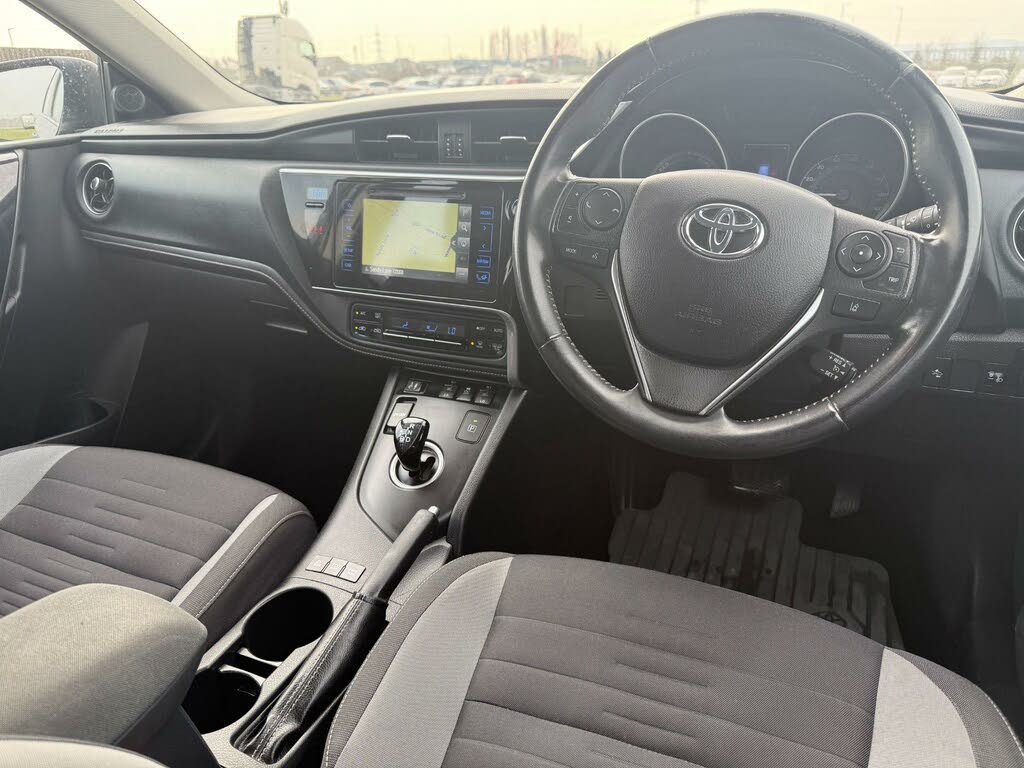 2017 Toyota Auris 1.8 VVT-i HSD Business Edition (TSS) Hatchback